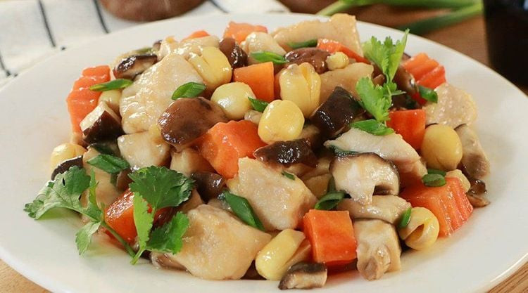 Món cơm gà xào nấm hương thơm ngon chuẩn vị gia đình